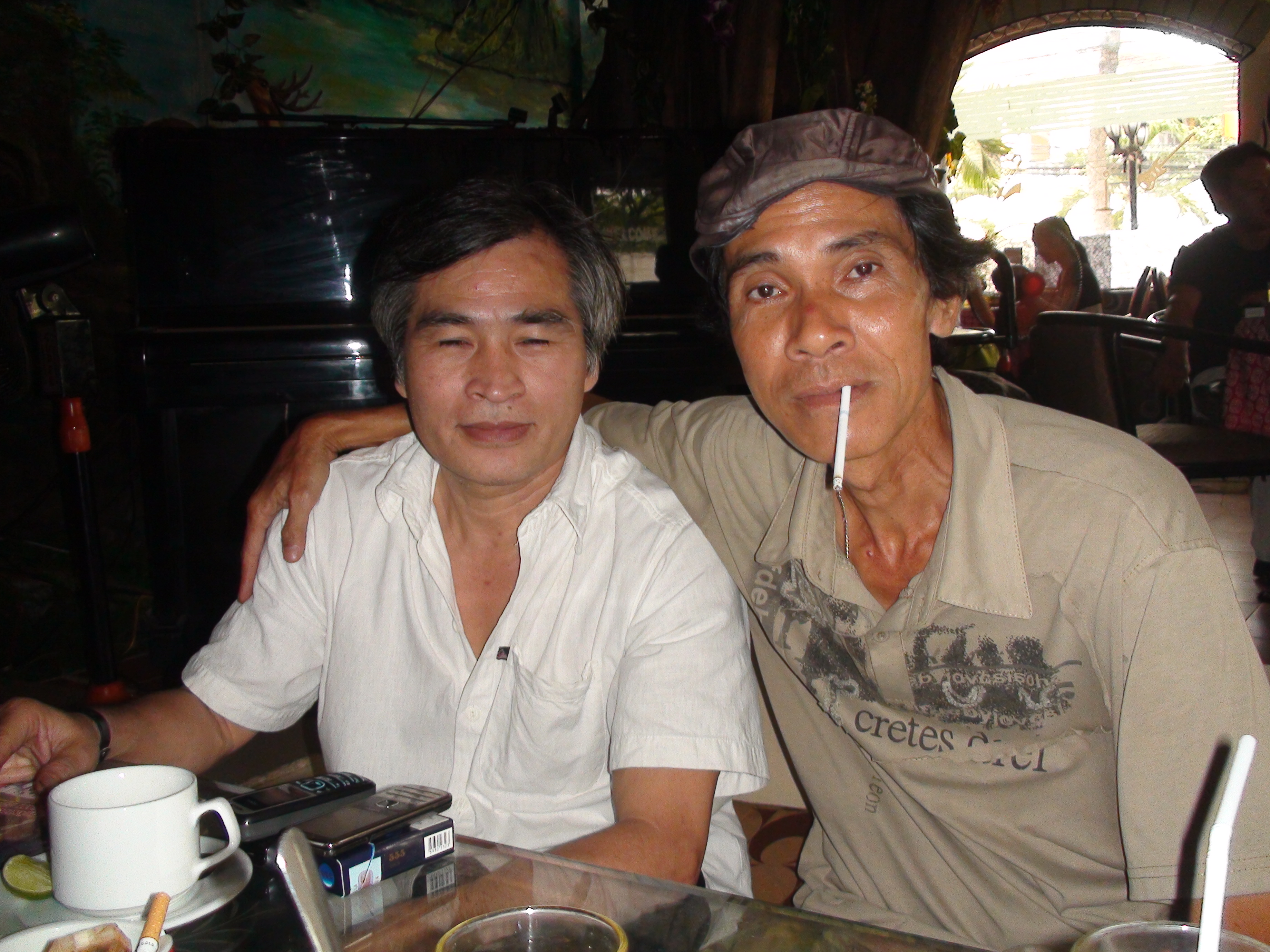 Nhà soạn nhạc Lê Văn Tuấn (trái)
